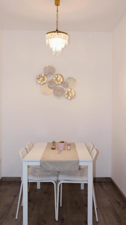 Apartman - Cafe Princ Pod Hradem Wifi, Klima Штернберк Экстерьер фото